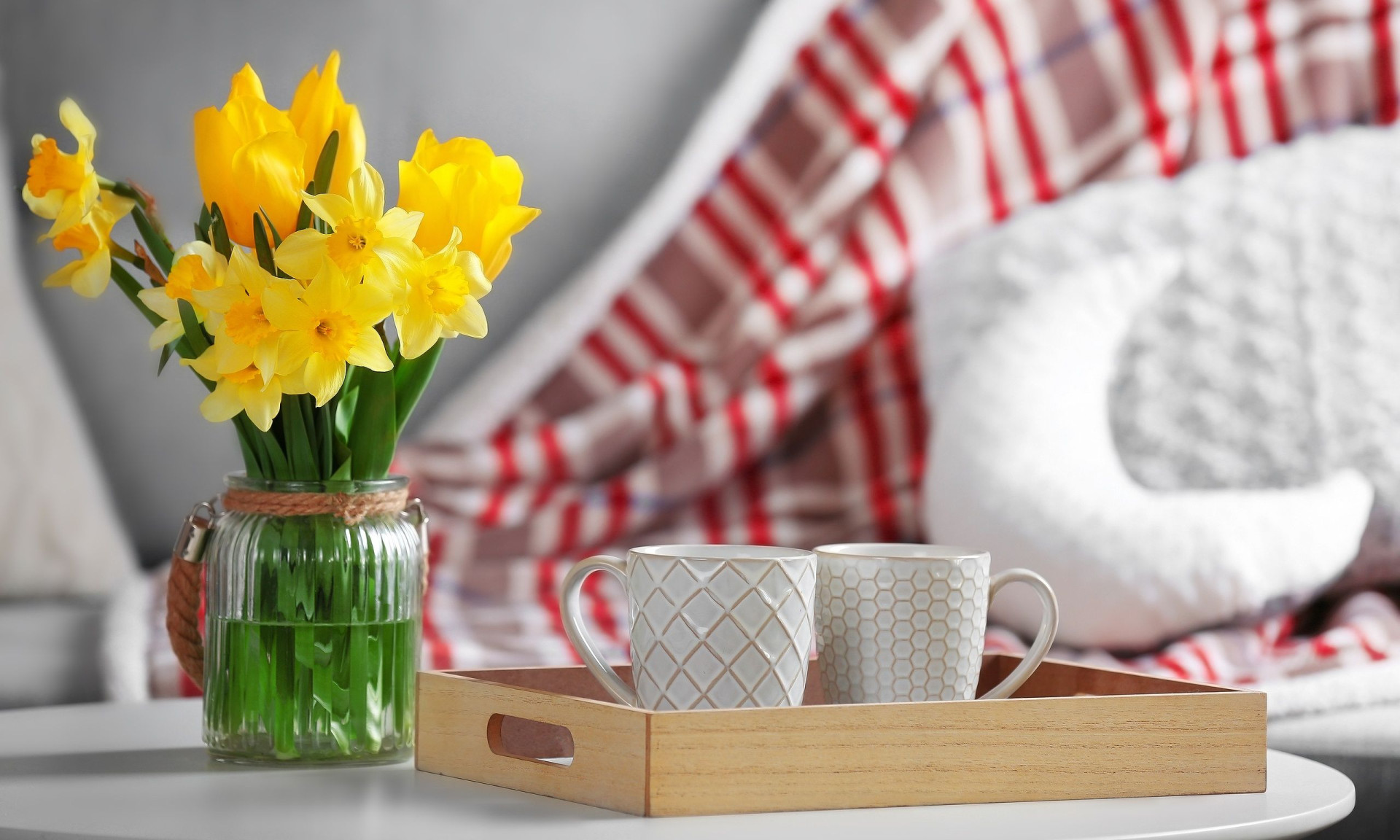 Coffee table: 10 έξυπνες και εύκολες ιδέες για ανοιξιάτικη διακόσμηση τραπεζιού