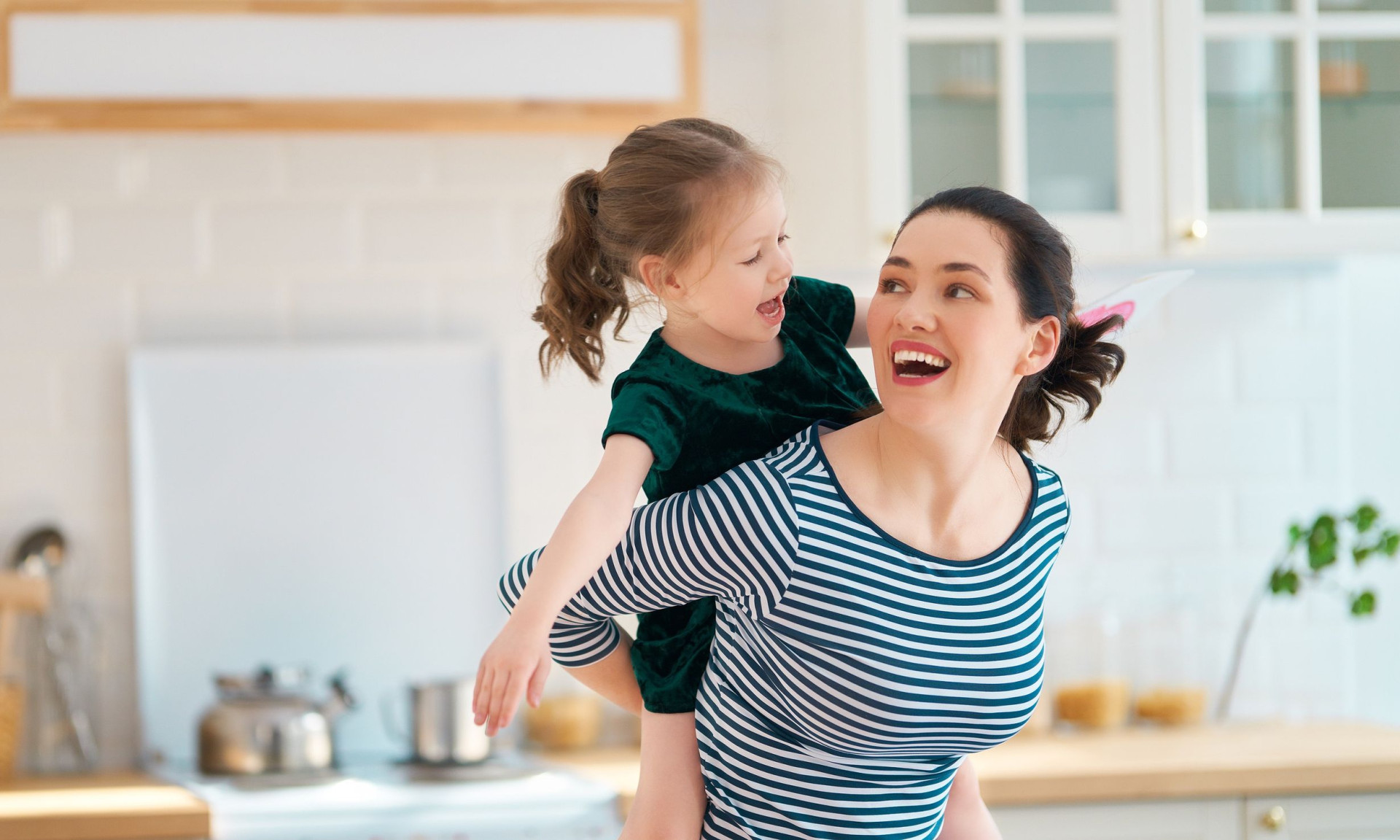 5 φράσεις που αξίζει να πεις στο παιδί σου αν οι νονοί δεν εμφανιστούν