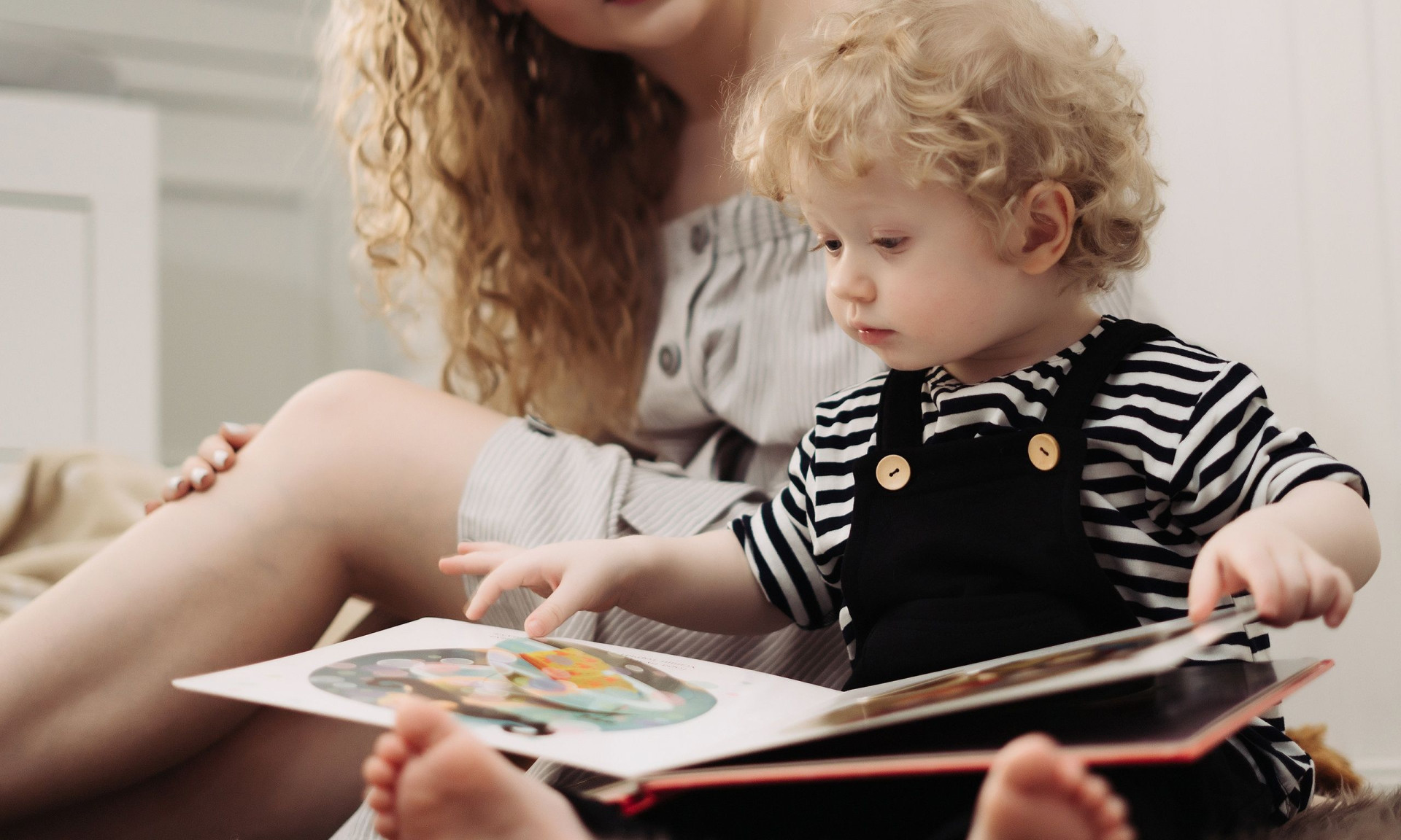 Σε έναν κόσμο γεμάτο φόβο, διατηρούμε την ανθρωπιά μας και μεγαλώνουμε παιδιά με αγάπη