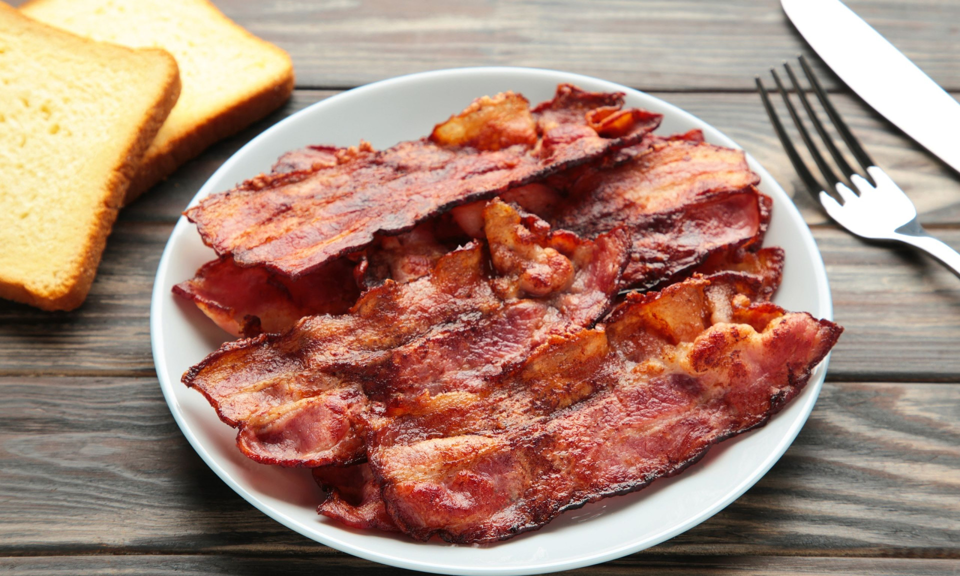 Μπόμπιρας δοκιμάζει για πρώτη φορά μπέικον και η αντίδρασή του δεν είναι αυτή που περιμένετε (vid)