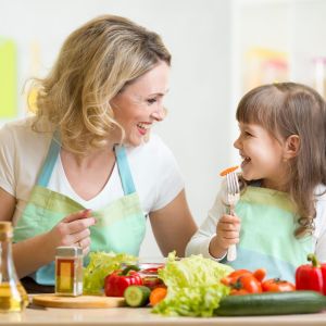 Πώς να μάθετε στο παιδί σας να μαγειρεύει ανάλογα με την ηλικία του