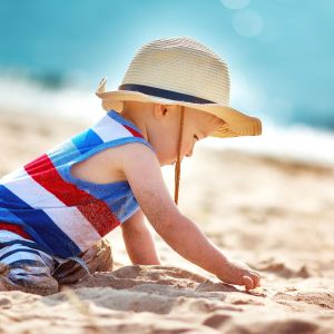 1 minute expert tips: Πώς να κρατήσετε δροσερό και ασφαλές το μωρό σας όταν έχει ζέστη