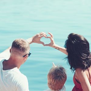 Πώς να κρατήσετε ζωντανή τη σχέση σας το καλοκαίρι όταν έχετε παιδιά