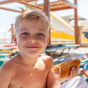 Τι πρέπει (και τι δεν πρέπει) να τρώνε τα παιδιά πριν μπουν στη θάλασσα;