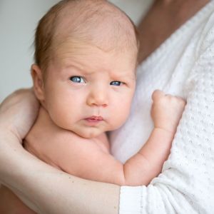 Πώς να βάλω το μωρό να ρευτεί σωστά;