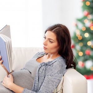 Βαριά ψυχολογία και εγκυμοσύνη μέσα στις γιορτές: Οδηγός επιβίωσης