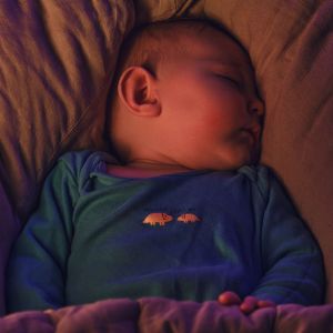 Να βάζω το μωρό να κοιμάται στο σκοτάδι ή με φωτάκι νυκτός;