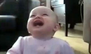 Βίντεο: Δείτε με τι ξεκαρδίζεται η μικρή...