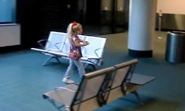 Βίντεο: Η Caleigh δεν ξέρει ότι ο μπαμπάς της γυρνάει από το Ιράκ!