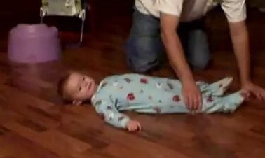 Βίντεο: Το… σπινάρισμα ενός μωρού!