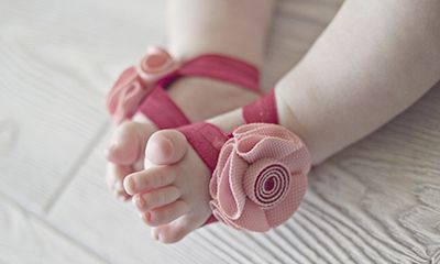 DIY: Φτιάξτε μόνες σας αυτά τα υπέροχα παιδικά σανδαλάκια