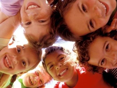 Περάστε χρόνο με τους φίλους του παιδιού σας!