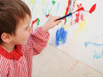 Αφήστε το παιδί σας να ζωγραφίσει τους τοίχους!