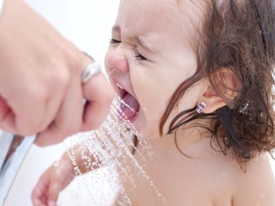 Τι να κάνετε αν το μωρό διαμαρτύρεται όταν κάνει μπάνιο;