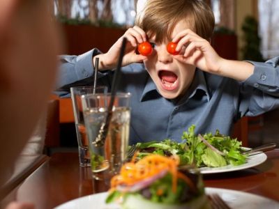 Πώς να κρατάτε απασχολημένο το παιδί σας σε ένα εστιατόριο