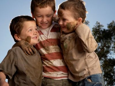 Παιδιά στη λάσπη… μαμάδες σε απόγνωση