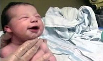 Αστείο βίντεο: Έχει μόλις γεννηθεί και χαμογελάει!