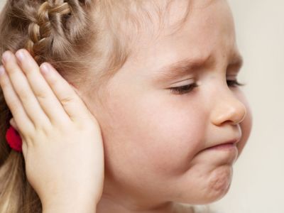 Ωτίτιδα: Πώς εκδηλώνεται σε παιδιά και πώς αντιμετωπίζεται