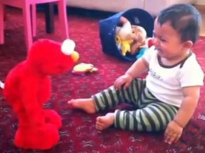 'Οταν ο...Έλμο κάνει έξαλλα τα μωρά! (απίθανο βίντεο)