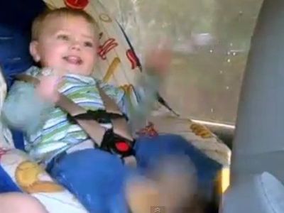 Αστείο βίντεο: Μπόμπιρας «κοπανιέται» στον χορό και κλαίει όταν σταματάει η μουσική!