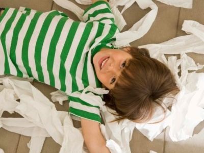 Happening με χαρτιά υγείας για τα πιτσιρίκια