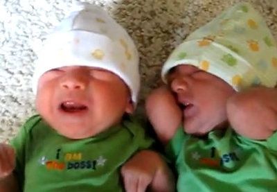 Βίντεο: Όταν δεν αντέχεις το κλάμα του δίδυμου αδελφού σου!