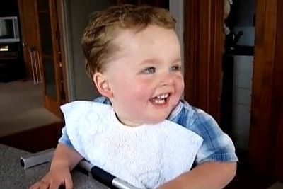 Βίντεο: Ένα αγοράκι γελάει ασταμάτητα μέχρι τελικής… πτώσης!