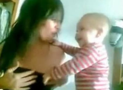 Βίντεο: Αγοράκι προσπαθεί να ξεγυμνώσει φίλη της μαμάς του!