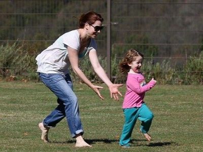 Alyson Hannigan: Παίζοντας στο πάρκο με την κόρη της