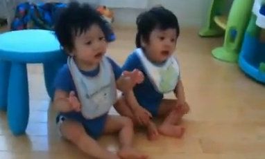 Τα δίδυμα αγοράκια κλαίνε όταν...