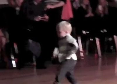 Βίντεο: Ο απίθανος χορός ενός αγοριού 2 χρονών!