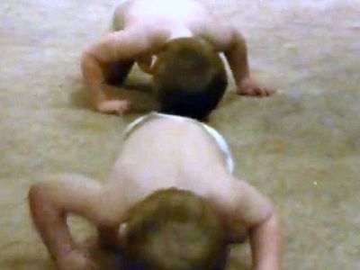 Βίντεο: Τι κάνουν εκεί τα δίδυμα;