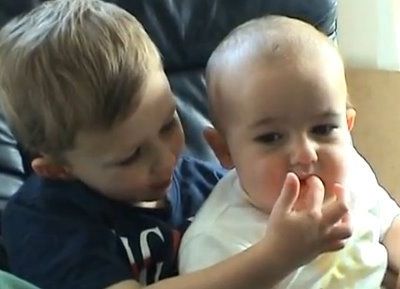 Βίντεο: Όταν ο μικρός αδερφός διασκεδάσει δαγκώνοντας τον μεγαλύτερο!