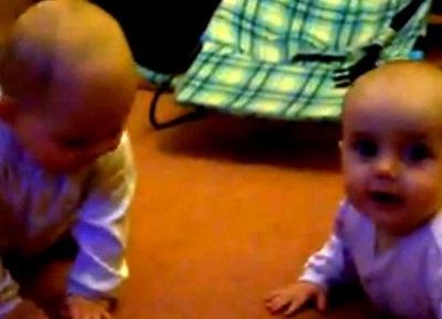 Βίντεο: Δύο χαριτωμένα δίδυμα παίζουν και μας κάνουν να γελάσουμε!