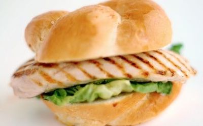 Υγιεινό σάντουιτς με στήθος κοτόπουλου για το σχολείο!