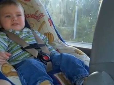 Βίντεο: Μπέμπης χορεύει στο καθισματάκι του αυτοκινήτου!