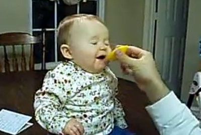 Βίντεο: Μωρό τρώει λεμόνι! Δείτε πώς αντιδρά!