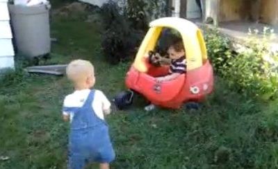 Απίθανο βίντεο: Τσακώνονται για ένα… αυτοκίνητο!