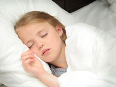 Πρέπει να αφήνω τα παιδιά μου να κοιμούνται παραπάνω όταν δεν έχουν σχολείο;