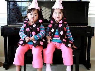 Βίντεο: Δίδυμες προσπαθούν να τραγουδήσουν το «Happy Birthday»