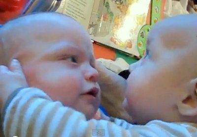 Βίντεο με δίδυμα: Τα βασανιστήρια του ενός αδελφού στον άλλον!