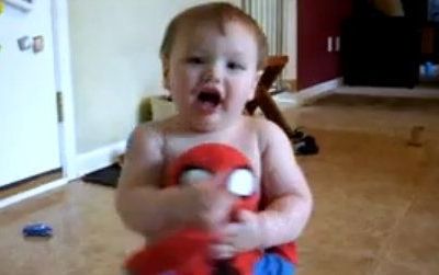 Βίντεο: Παίζει με τον spiderman του και το διασκεδάζει!