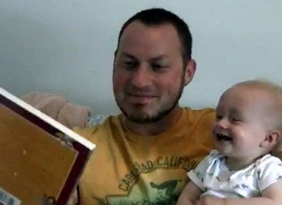 Βίντεο: Γελάει υστερικά όταν βλέπει βιβλίο να πέφτει κάτω!