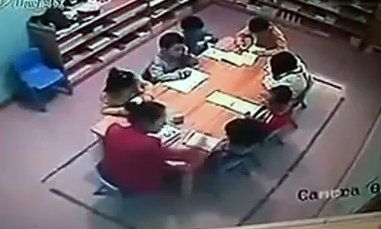 Σοκαριστικό Βίντεο: Δασκάλα χαστούκιζε επί μισή ώρα μικρά παιδάκια στο σχολείο!