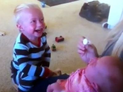 Βίντεο: Το νεογέννητο αδελφάκι του έχει πλαντάξει στο κλάμα και εκείνος γελάει υστερικά!