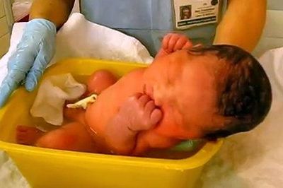 Βίντεο: Νεογέννητο κάνει το πρώτο του μπάνιο και πέφτει σε… βαθύ ύπνο!