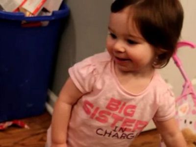 Βίντεο: Η Μάγδα βλέπει για πρώτη φορά τον νεογέννητο αδελφό της