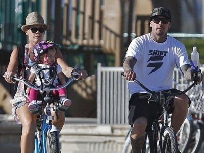 Η Pink δίνει μαθήματα ασφάλειας για παιδιά πάνω σε ποδήλατο!