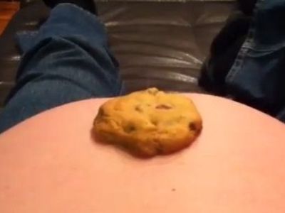 Απίστευτο:  Δείτε το έμβρυο να κλωτσάει το μπισκότο από την κοιλιά της μαμάς!