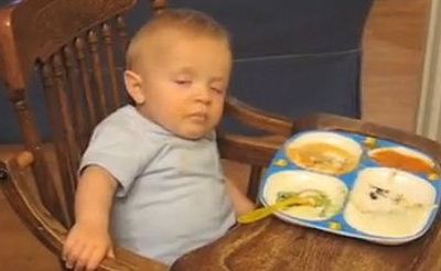 Βίντεο: Ο μικρός αποκοιμιέται και ο σκύλος τον ξυπνά με το γάβγισμά του!